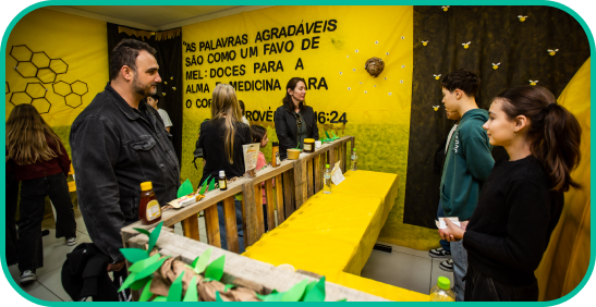 Alunos e famílias na Feira do Conhecimento