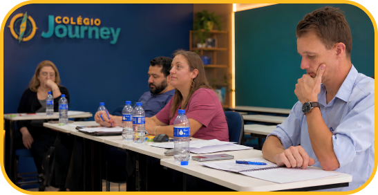 Banca avaliando apresentação de TCC